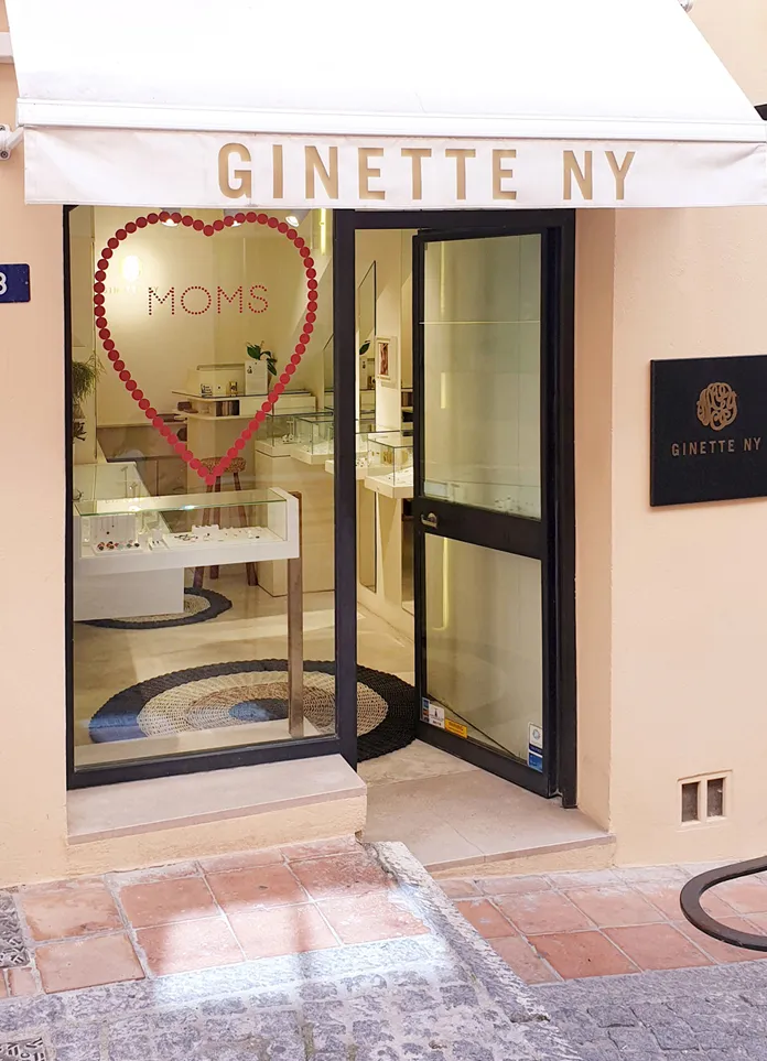 Vitrophanie de la boutique Ginette NY à St Tropez avec un design special fête des mères